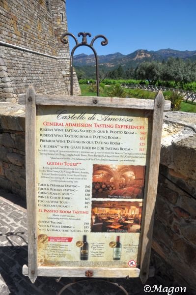 Castello Di Amorosa: деревянная вывеска с меню дегустаций у виноградников